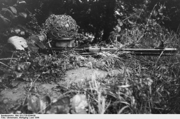 pozostałe z Bundesarchiv - Bundesarchiv_Bild_101I-720-0344-09,_Frankreich,_Fallschirmjger_mit_Fallschirmjgergewehr.jpg