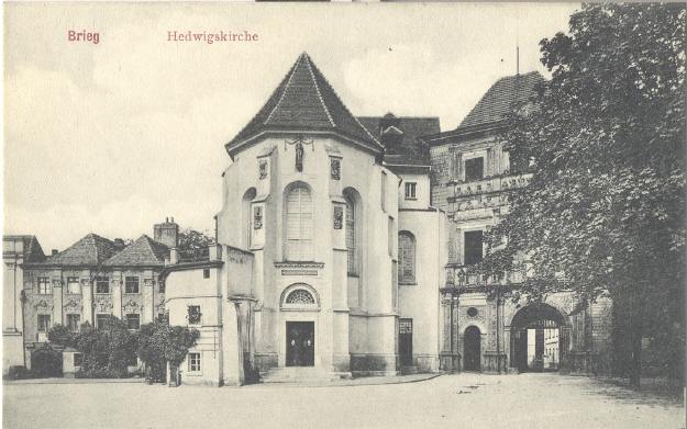 Zamek Piastow Śląskich - Brzeg - Plac zamkowy i Kaplica Św. Jadwigi ok 1910r.jpg