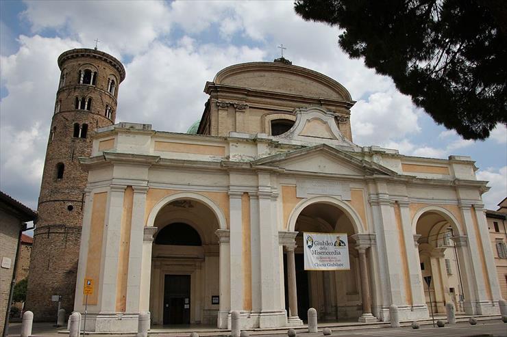 Pierwsze wieki ch... - Ravenna,_cattedrale_della_Resurrezione_di_Nostro_Signore_Ges_Cristo_002.jpg
