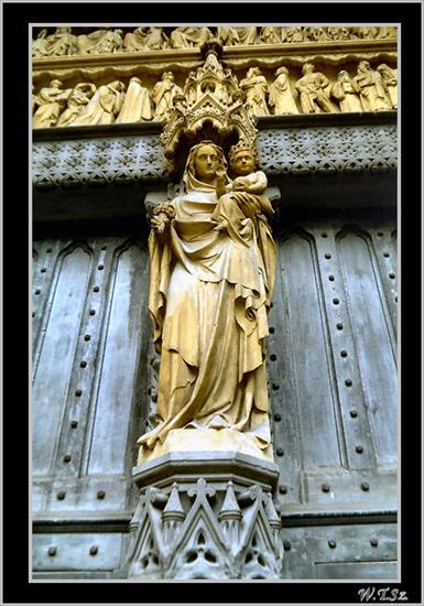 Kościoły - Figura w portalu Opactwa Wesminster, Londyn.jpg