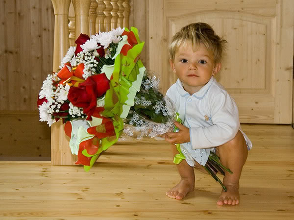 gify-chlopcy - dziecko chlopiec z kwiatami3054.jpg