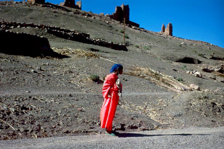 AFRYKA - Maroc-Haut-Atlas-fille-en-rouge.jpg