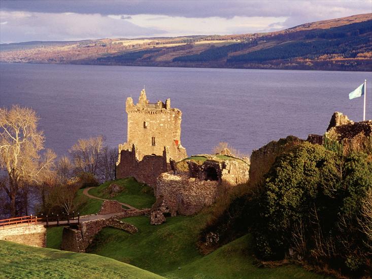 Zamki i pałace - Urquhart_Castle_Loch_Ness_Scotland.jpg