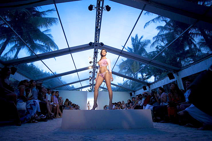 kalejdoskop - Miami, USA. Modelka prezentuje kostium kąpielowy z ko...cji Belusso w trakcie Mercedes Benz Swim Fashion Week.png