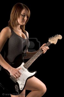 Gitara - 2387541-m-oda-dziewczyna-gra-gitara-elektryczna-w-ciemno-ci.jpg