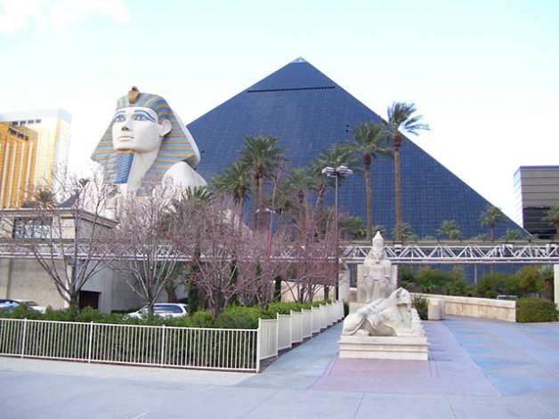 Dziwne i śmieszne budowle - Luxor Hotel  Casino Las Vegas, USA.jpg