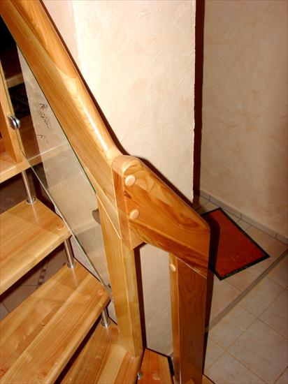 Schody - 0055 schody jednopoliczkowe z szybami czereśniowe.JPG