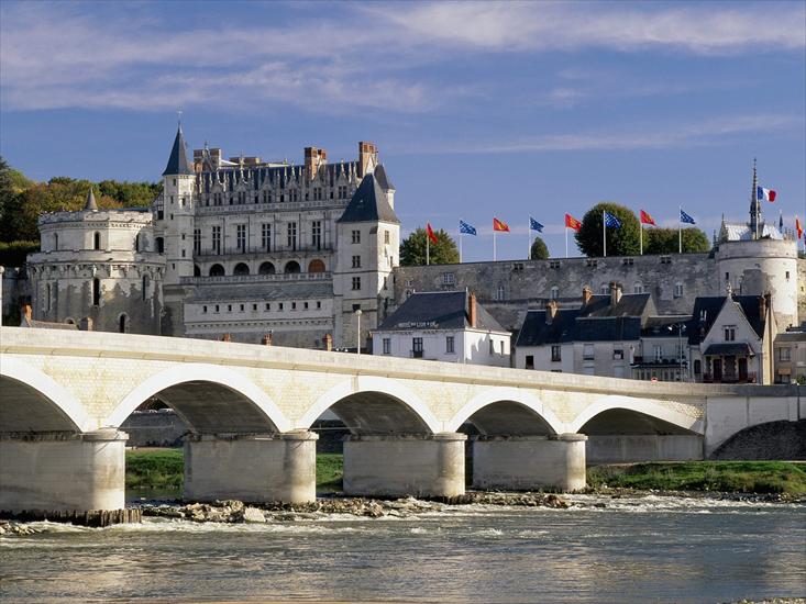 Zamki  świata - Chateau dAmboise and Bridge, Loire Valley, France.jpg