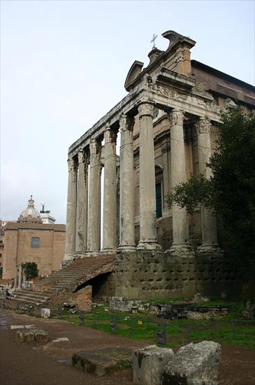 rzym - Świątynia Antonina Piusa i Faustyny.jpg