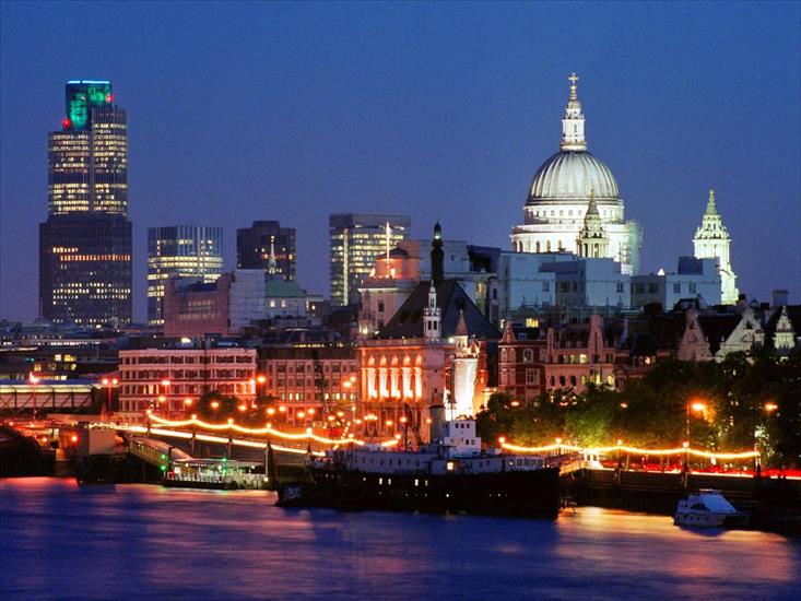 Cuda architektury - London Skyline, England.jpg