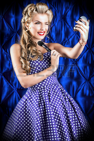 PERFUMY -KOSMETYKI - portret-uroczej-pin-up-girl-malowanie-usta-czerwoną-szminką.jpg